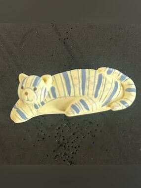 Vintage Cream Blue Striped Tabby Resting Cat Pin Brooch 2 1/2" x 7/8"